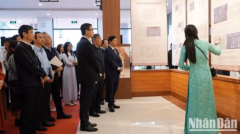 Delegados visitan la exhibición.