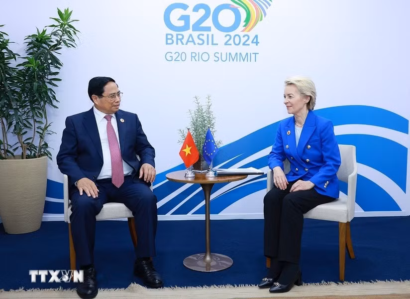 El jefe del Gobierno vietnamita conversa con la presidenta de la Comisión Europea, Ursula von der Leyen.