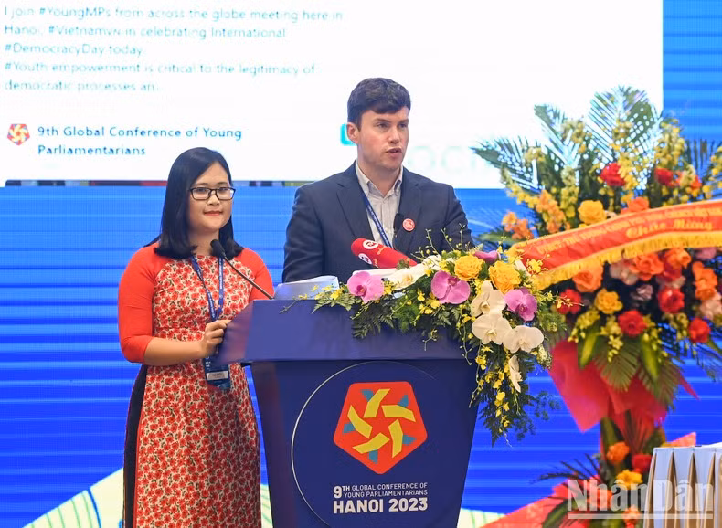 El presidente del Foro de Jóvenes Parlamentarios, Dan Carden, y la delegada de la Asamblea Nacional de Vietnam, Ha Anh Phuong, presentan el borrador de Declaración de la Conferencia.