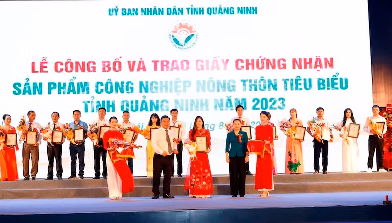 El comité organizador entrega certificados a 33 productos industriales típicos de Quang Ninh. El comité organizador entrega certificados a 33 productos industriales típicos de Quang Ninh.