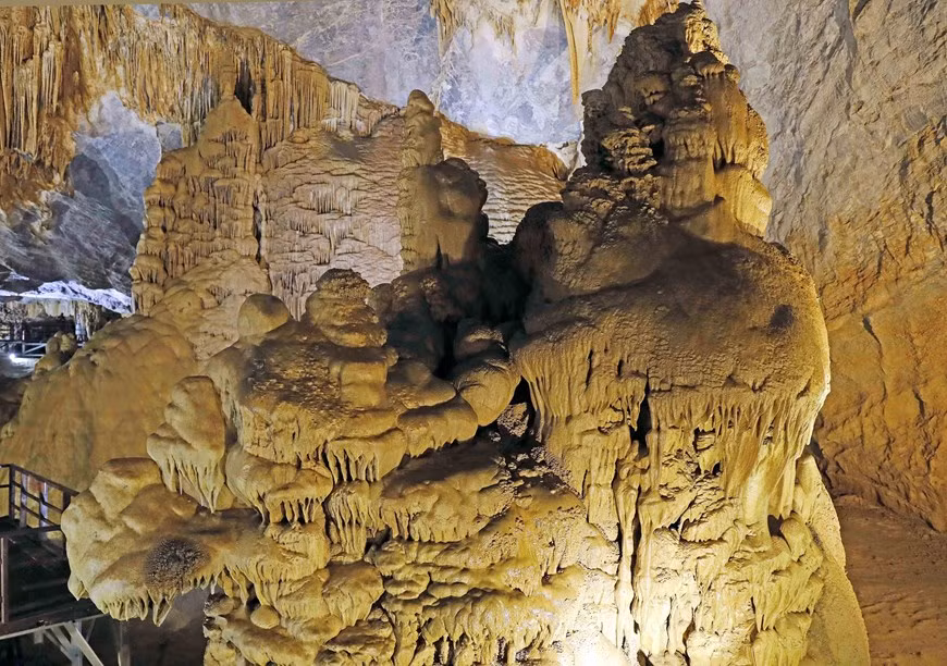 Hermosas formas de estalactitas en la cueva (Foto: VNA)