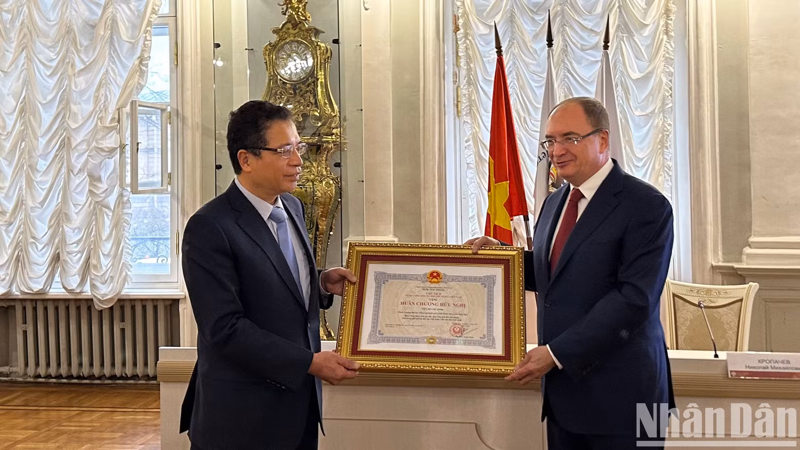 El embajador Dang Minh Khoi entrega la Orden de la Amistad al rector de la Universidad Nacional de San Petersburgo.