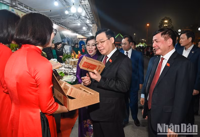 El máximo dirigente legislador y los delegados visitan la exhibición de productos agrícolas en la provincia de Thai Nguyen.