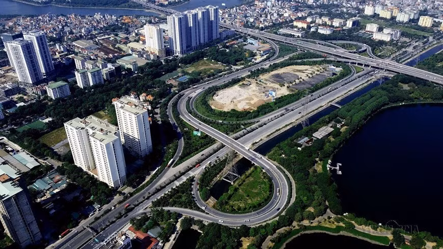 La intersección Phap Van-carretera de circunvalación 3 es un proyecto parte de la construcción de una ruta que conecta la carretera Phap Van - Cau Gie con la carretera de circunvalación 3. (Foto: VNA)