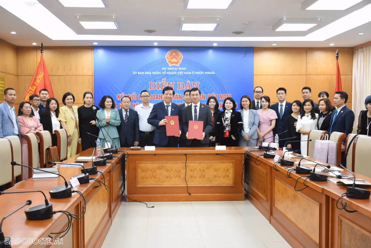Ceremonia de firma del Acuerdo de cooperación entre la Asociación de Empresarios Privados de Vietnam y la Asociación de Empresas de Vietnam en Japón.