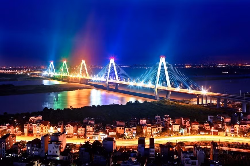 El puente Nhat Tan, que cruza el Río Rojo y se inauguró el 4 de abril 2015 con una inversión total de casi 579 millones de dólares, es una vía atirantada con cinco pilares en forma de rombo (de seis vanos atirantados cada uno), simbolizando las cinco puertas de la capital. (Foto: VNA)