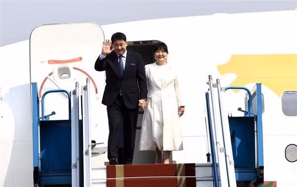 El presidente de Mongolia, Ukhnaagiin Khurelsukh, inicia su visita de Estado a Vietnam (Foto: VNA)