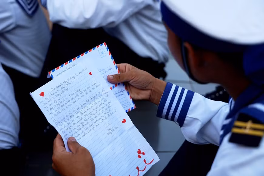 Los soldados de Truong Sa leen cartas del continente. (Foto: VNA)