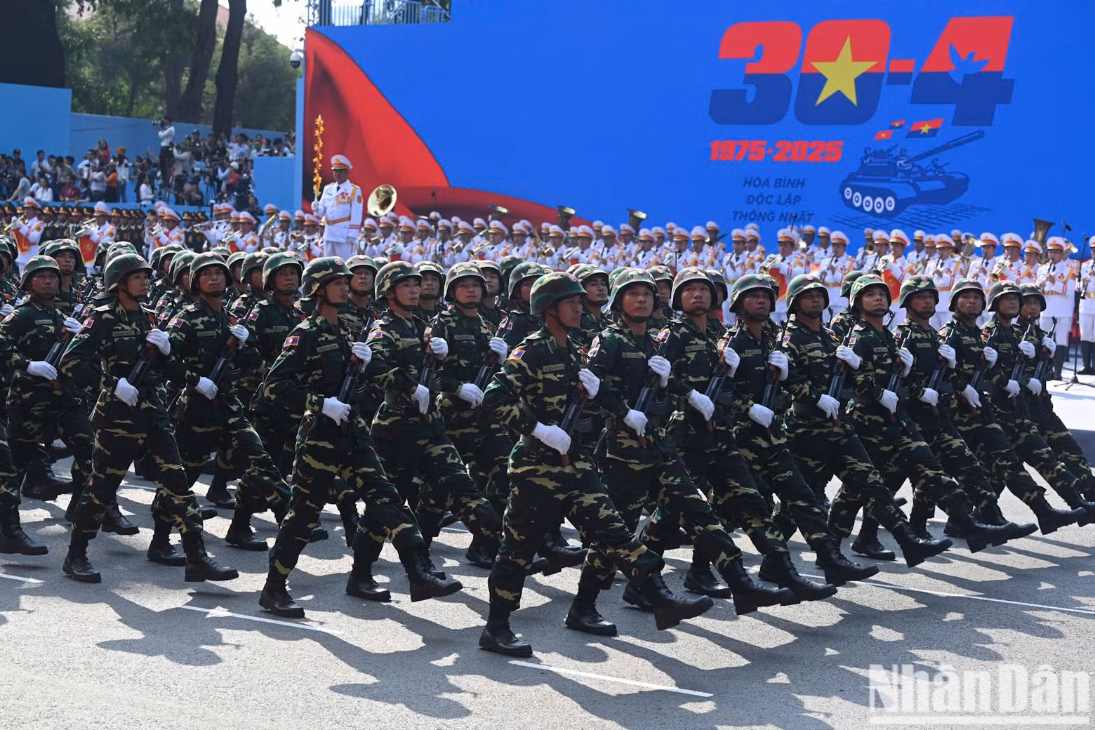 La formación del Ejército Popular de Laos.