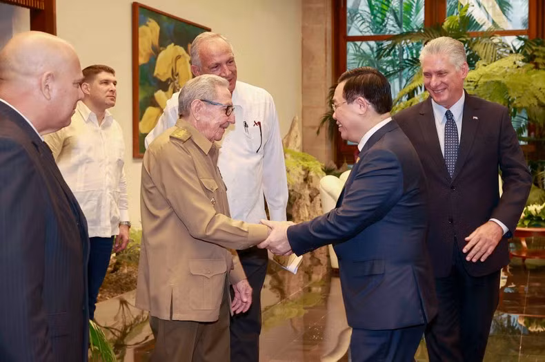 El máximo legislador de Vietnam y el General del Ejército cubano, Raúl Castro Ruz.