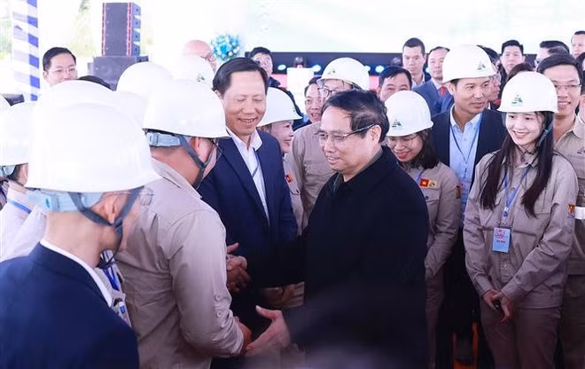 El primer ministro Pham Minh Chinh se reúne con los trabajadores del proyecto (Foto: VNA)