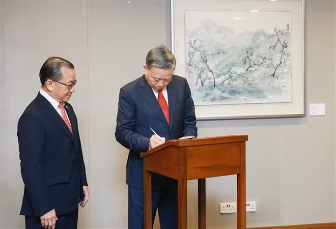 El secretario general del Partido Comunista de Vietnam, To Lam, escribe en el libro de visitas. (Foto: VNA)