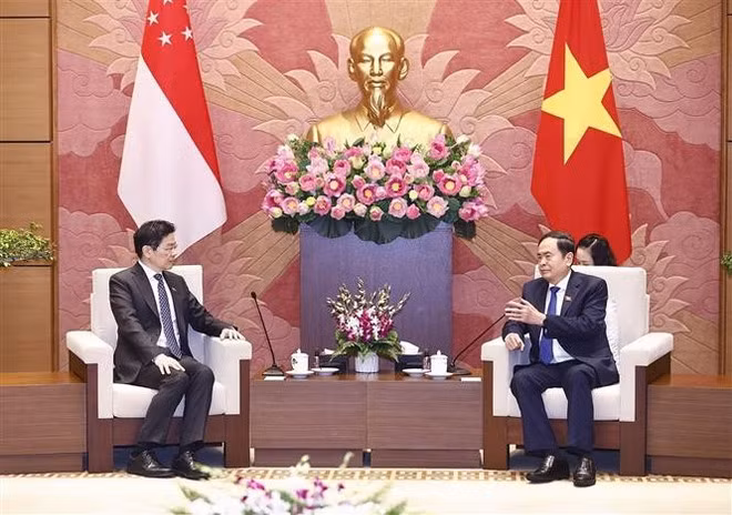 El presidente de la Asamblea Nacional de Vietnam, Tran Thanh Man (derecha), dialoga con el primer ministro de Singapur, Lawrence Wong. (Foto: VNA) El presidente de la Asamblea Nacional de Vietnam, Tran Thanh Man (derecha), dialoga con el primer ministro de Singapur, Lawrence Wong. (Foto: VNA)