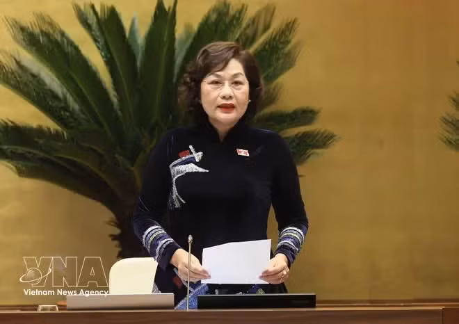 La vicepresidenta de la Asamblea Nacional, Nguyen Thi Hong, preside la sesión. (Foto: VNA)