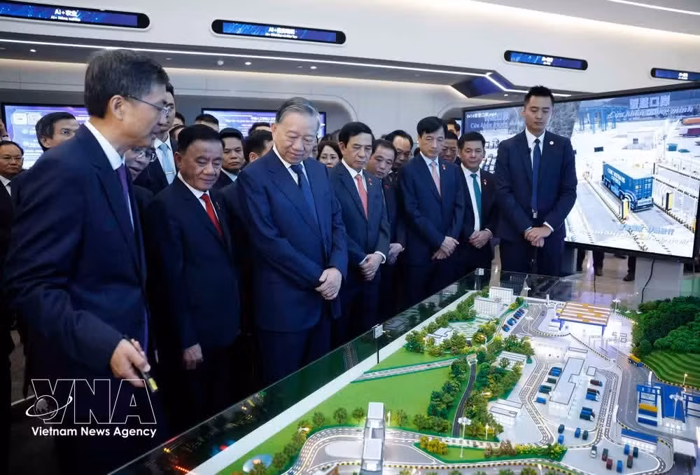 El secretario general del Partido Comunista de Vietnam y presidente de la República, To Lam, visita Centro de Innovación en Inteligencia Artificial China–Asean en Guangxi (Foto: VNA)