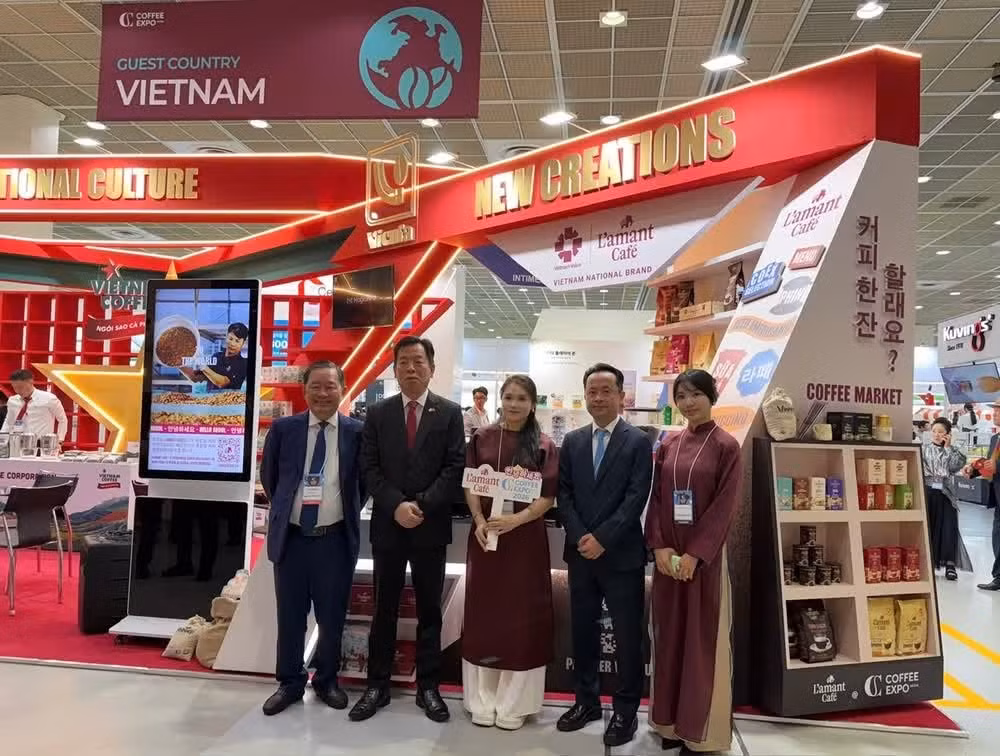 El embajador vietnamita en Corea del Sur, Vu Ho (segundo desde la izquierda) y expositores participantes en el pabellón vietnamita.