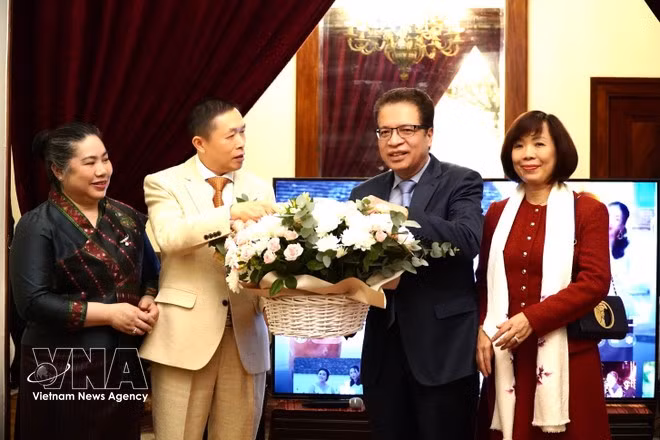El embajador de Vietnam en Rusia, Dang Minh Khoi, y su esposa, Le Linh Lan (primero a la derecha) en la reunión. (Foto: VNA)
