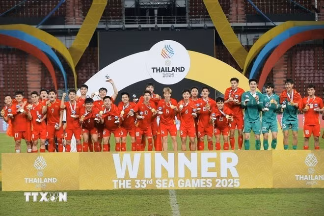 Los jugadores sub-22 de Vietnam obtuvieron la medalla de oro en fútbol masculino en SEA Games 33. (Foto: VNA)