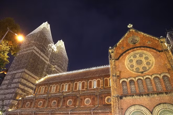 Las luces LED decorativas brillan intensamente por la noche, realzando la arquitectura de la Catedral de Notre Dame. (Foto: VNA)