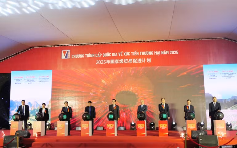 Representantes del Ministerio de Industria y Comercio de Vietnam y de las provincias de Tuyen Quang, Yunnan y Guangxi, en la ceremonia de apertura.