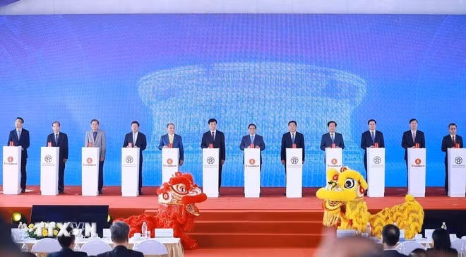 El primer ministro Pham Minh Chinh y los delegados inauguran los proyectos para celebrar el XIV Congreso Nacional del Partido Comunista de Vietnam. (Foto: VNA)