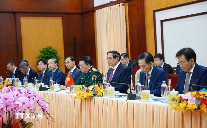 El primer ministro de Vietnam, Pham Minh Chinh (tercero, desde la derecha), interviene en la cita (Foto: VNA)