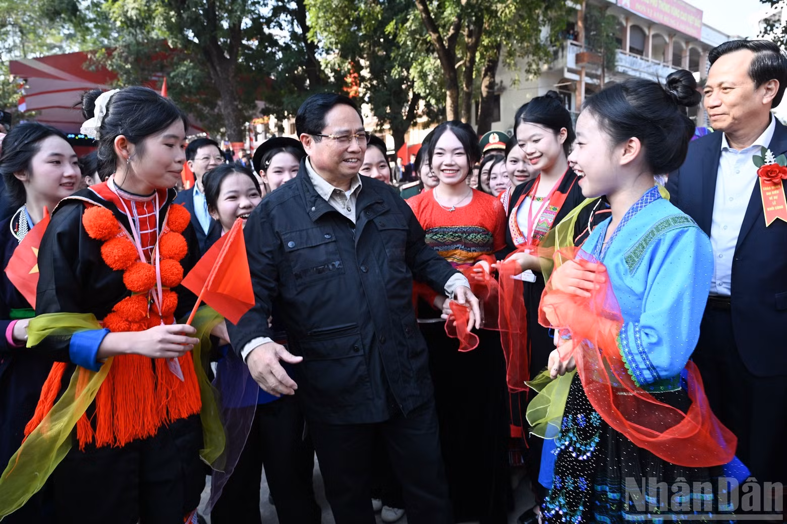 El primer ministro Pham Minh Chinh con estudiantes de la Escuela Secundaria Viet Bac para Estudiantes de Minorías Étnicas