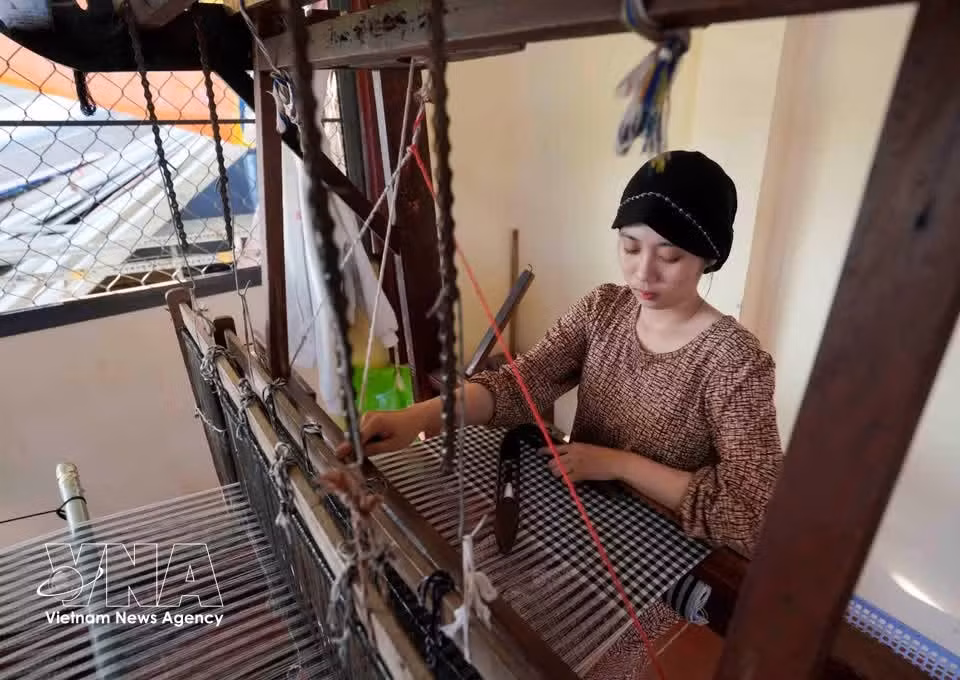La singularidad de la tejeduría de brocado del pueblo Cham radica en su técnica textil, su colorido y sus patrones ornamentales distintivos. (Foto: VNA)