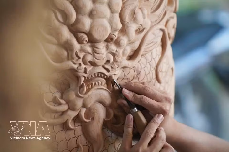 Los carpinteros de Cho Thu son famosos en toda la región suroccidental de Vietnam por sus tallados en madera, caracterizados por su belleza y finura en cada detalle. (Foto: VNA)