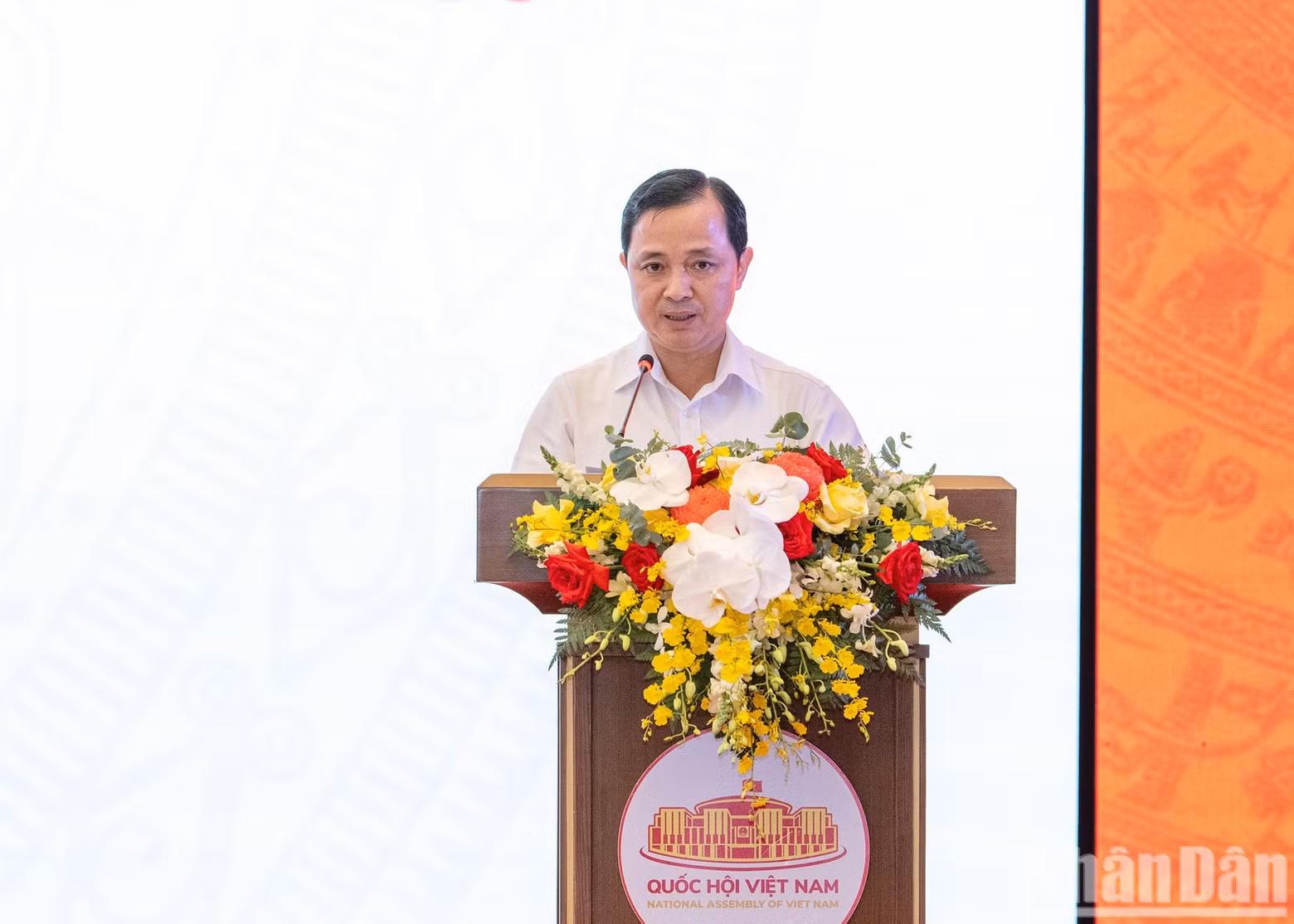 El subjefe de la Comisión de Asuntos Internos del Comité Central Nguyen Xuan Truong presenta la ponencia “La dirección, inspección y supervisión del Partido como contribución al perfeccionamiento de la organización y el aparato institucional, así como al fortalecimiento de la eficacia de los órganos judiciales y las instituciones auxiliares de la justicia, en respuesta a las exigencias de la construcción de un Estado de derecho socialista de Vietnam”.