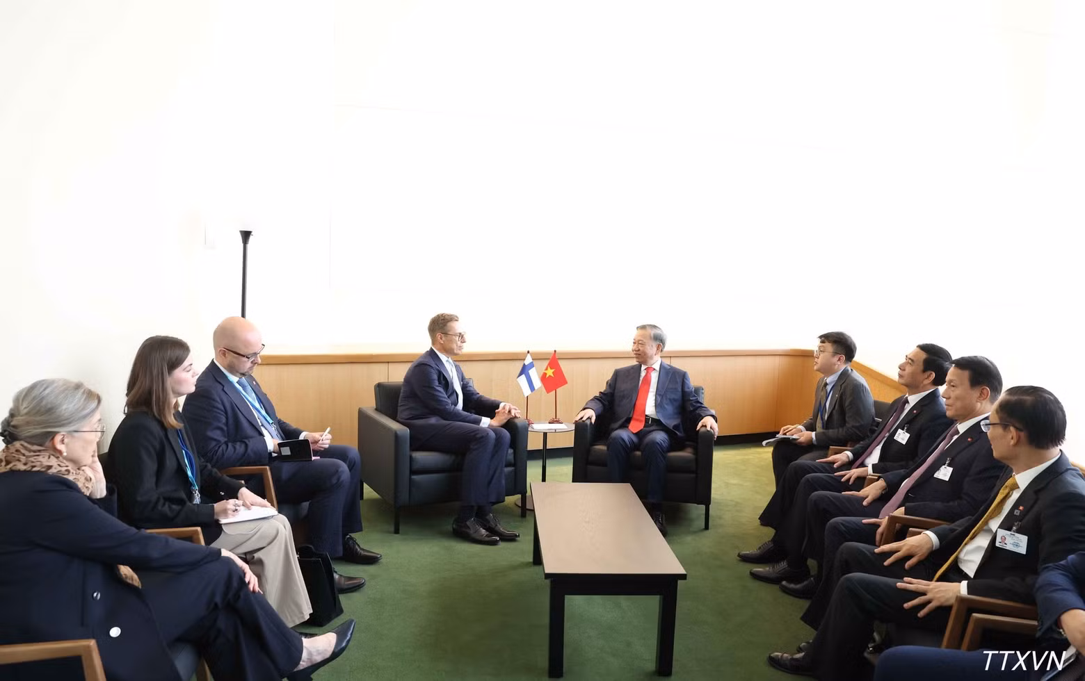El secretario general del PCV y presidente de Vietnam, To Lam, se reúne con el presidente de Finlandia, Alexander Stubb. (Foto: Thong Nhat/VNA)
