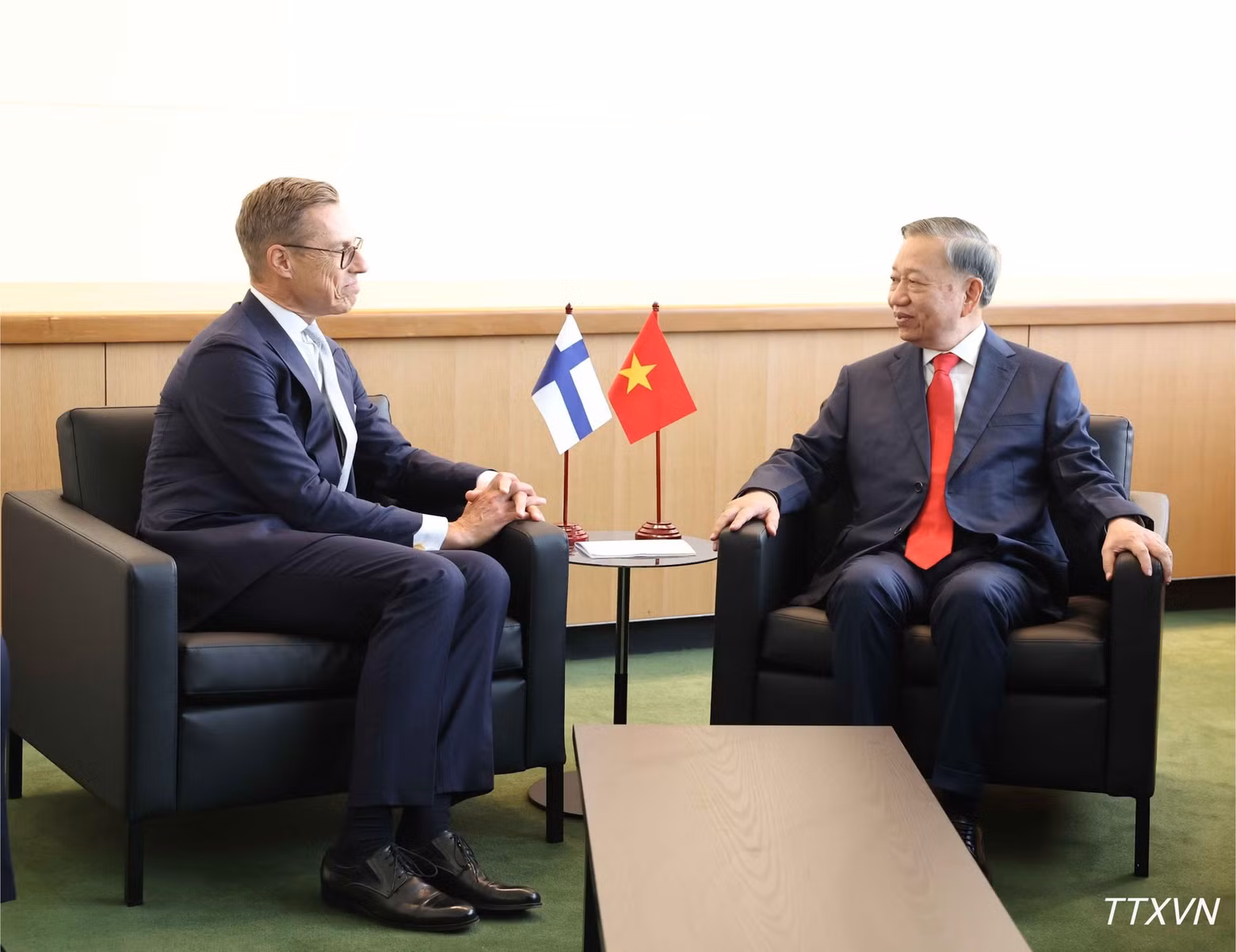 El secretario general del PCV y presidente de Vietnam, To Lam, se reúne con el presidente de Finlandia, Alexander Stubb. (Foto: Thong Nhat/VNA)