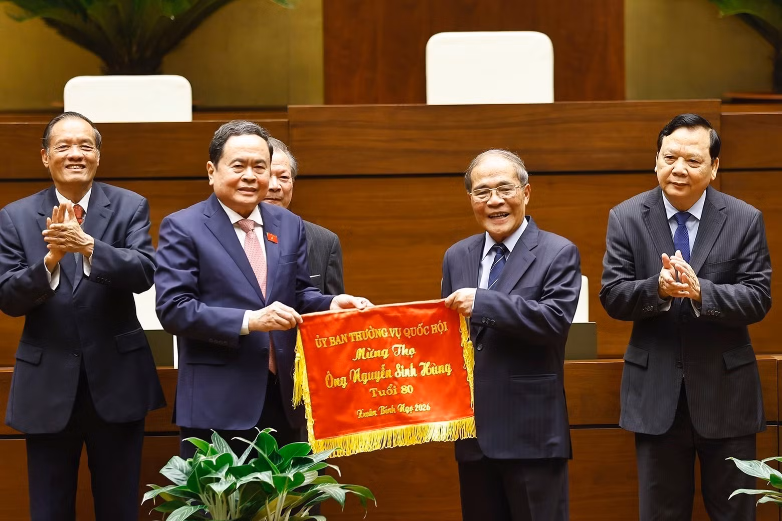 El presidente de la AN, Tran Thanh Man, entrega el estandarte de felicitación por longevidad del Comité Permanente de la AN al expresidente del Parlamento, Nguyen Sinh Hung. (Foto: VNA)