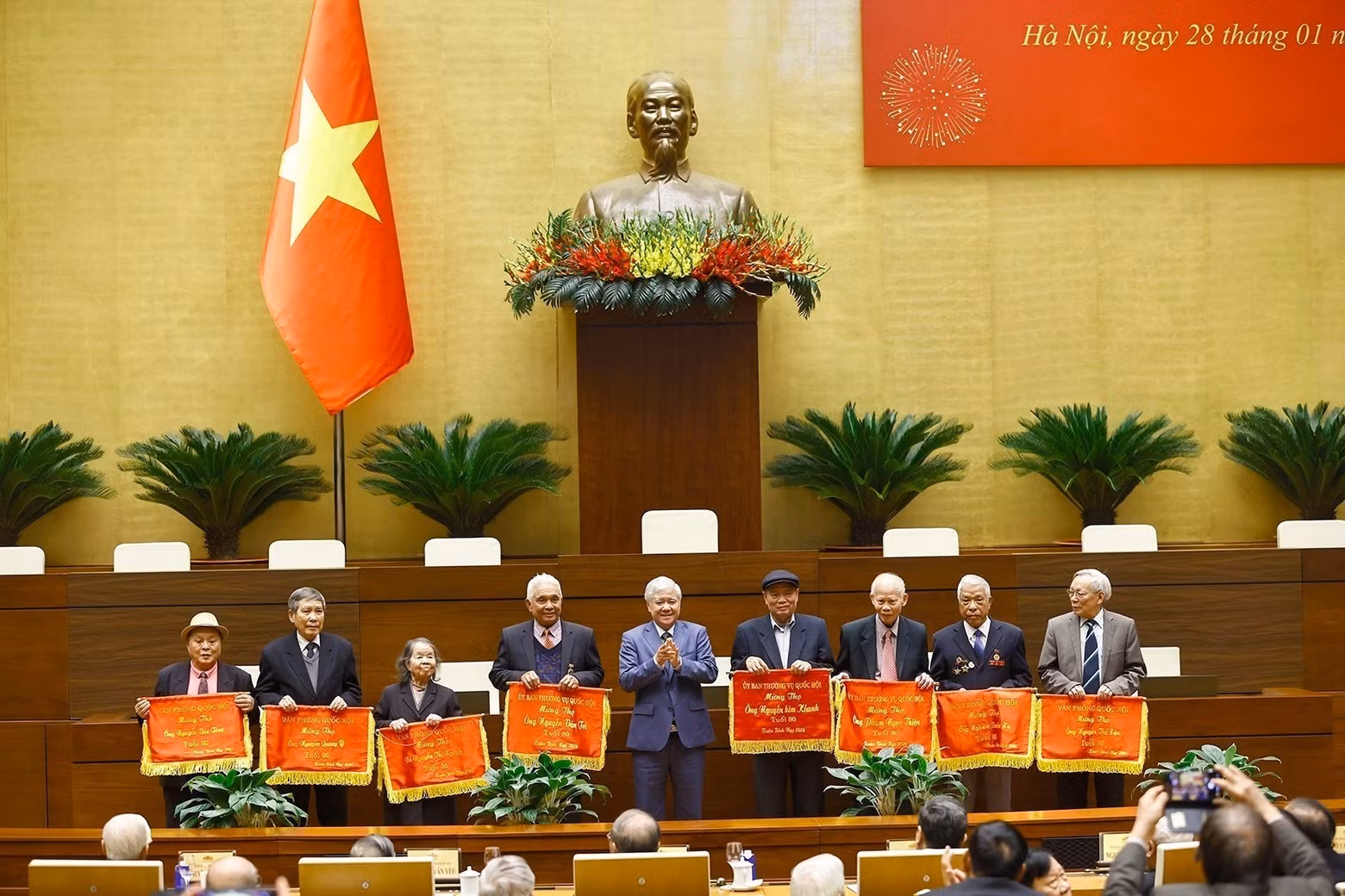 El vicepresidente permanente de la AN, Do Van Chien, entrega estandartes de felicitación por longevidad a exdirigentes de la AN de distintos períodos. (Foto: VNA)