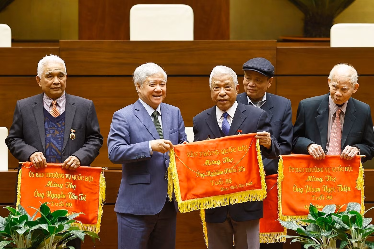 El vicepresidente de la AN, Tran Quang Phuong, entrega estandartes de felicitación por longevidad a exdirigentes de la AN de distintos períodos. (Foto: VNA)