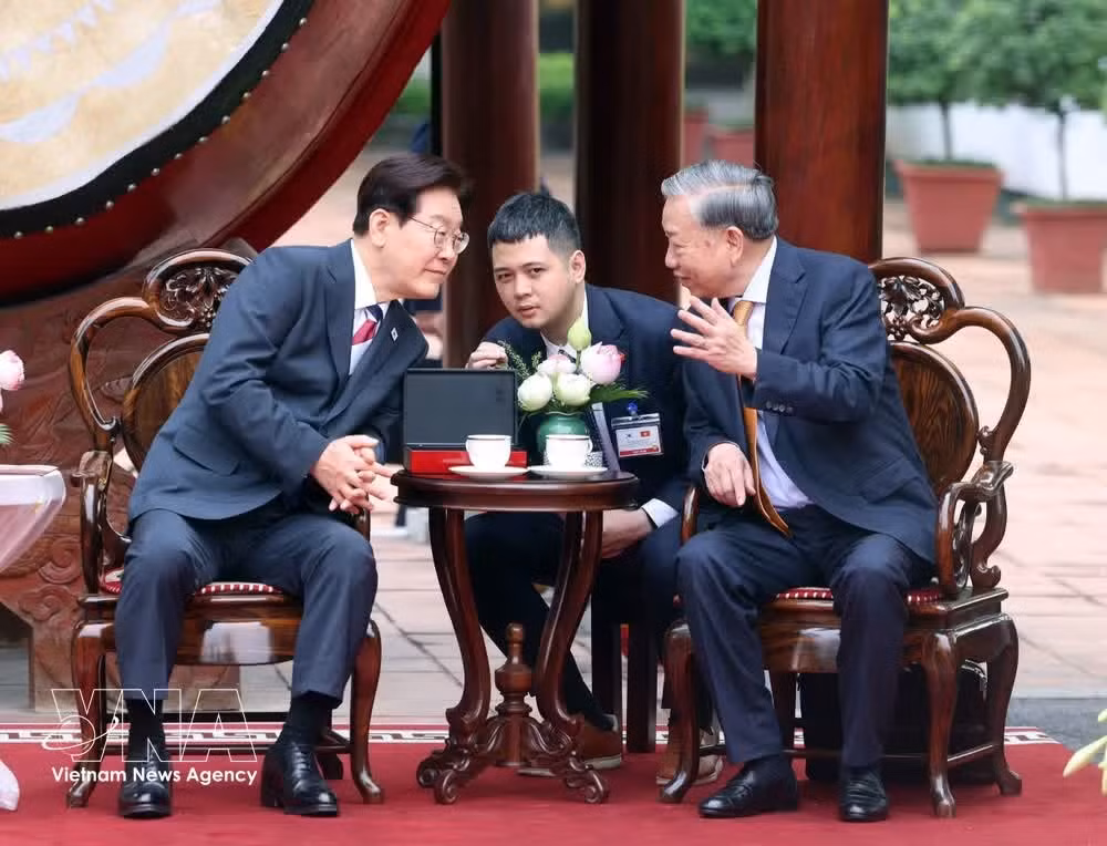 El secretario general del Partido Comunista de Vietnam y presidente del Estado, To Lam, conversa con el presidente de Corea del Sur, Lee Jae Myung, durante el evento. (Foto: VNA)
