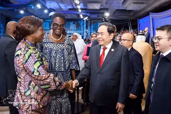 El presidente de la Asamblea Nacional de Vietnam, Tran Thanh Man, junto con los delegados. (Foto: VNA)