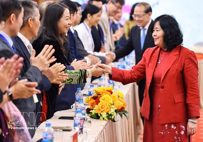 La presidenta del FPV, Bui Thi Minh Hoai, saluda a los delegados. (Foto: VNA)