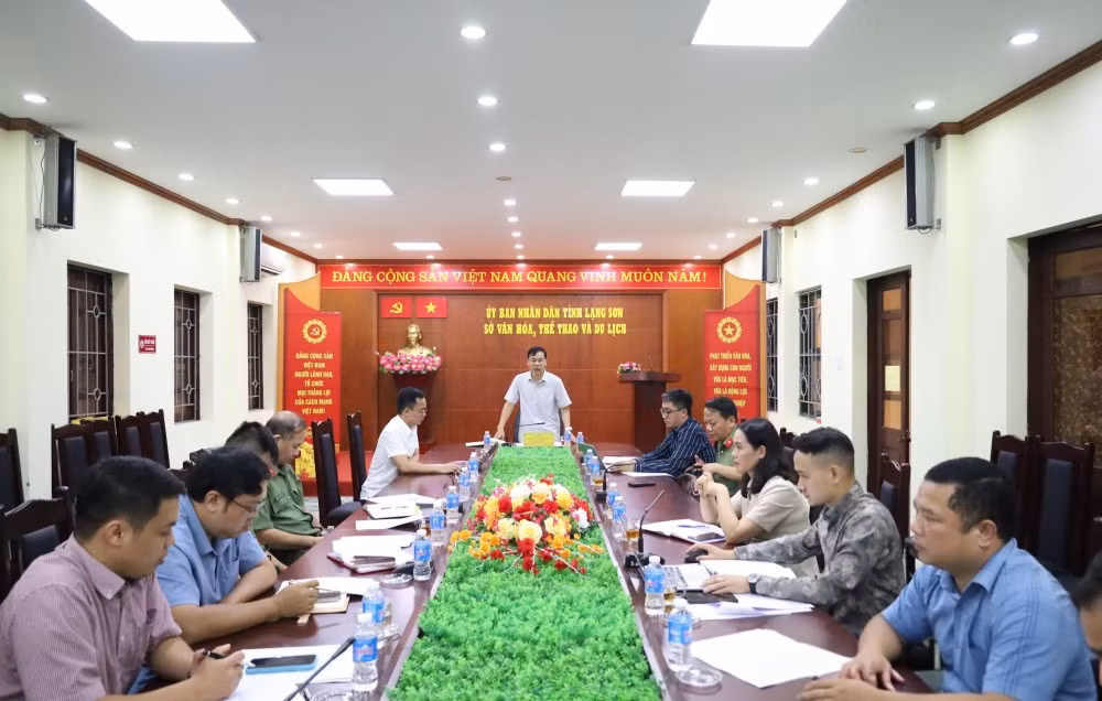 Reunión para coordinar los preparativos de la caminata “Avanzamos con Vietnam” 2026 en Lang Son. (Foto: Hoang Nhu)