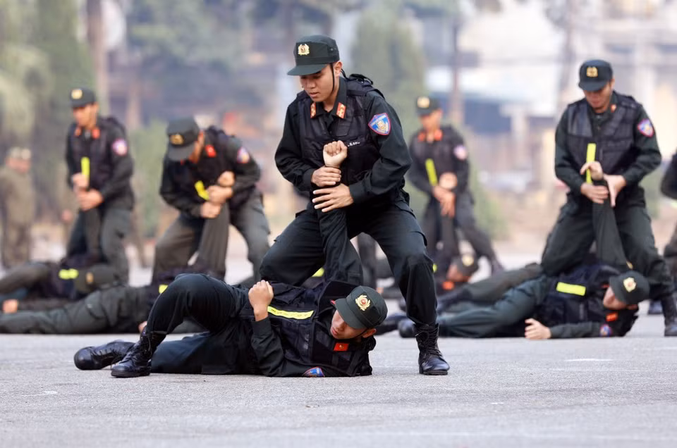 Los contenidos de entrenamiento físico se implementan de manera estricta, incluyendo carreras de resistencia, superación de obstáculos y marchas de larga duración, con el objetivo de mejorar la resistencia de los oficiales y soldados. (Foto: VNA)