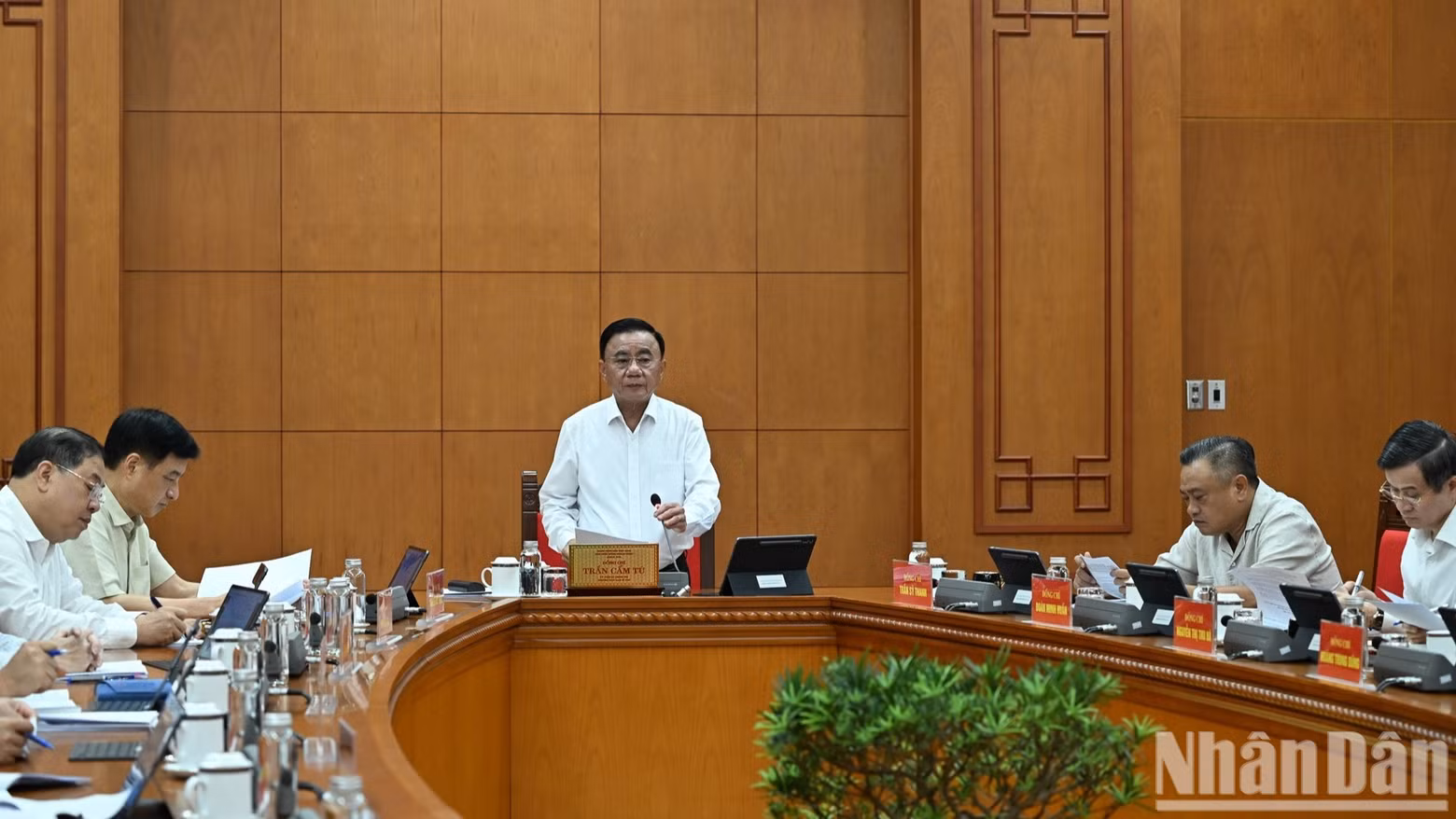 El miembro del Buró Político y permanente del Secretariado del Comité Central del Partido Comunista de Vietnam, Tran Cam Tu, interviene en la reunión. (Foto: DUY LINH)