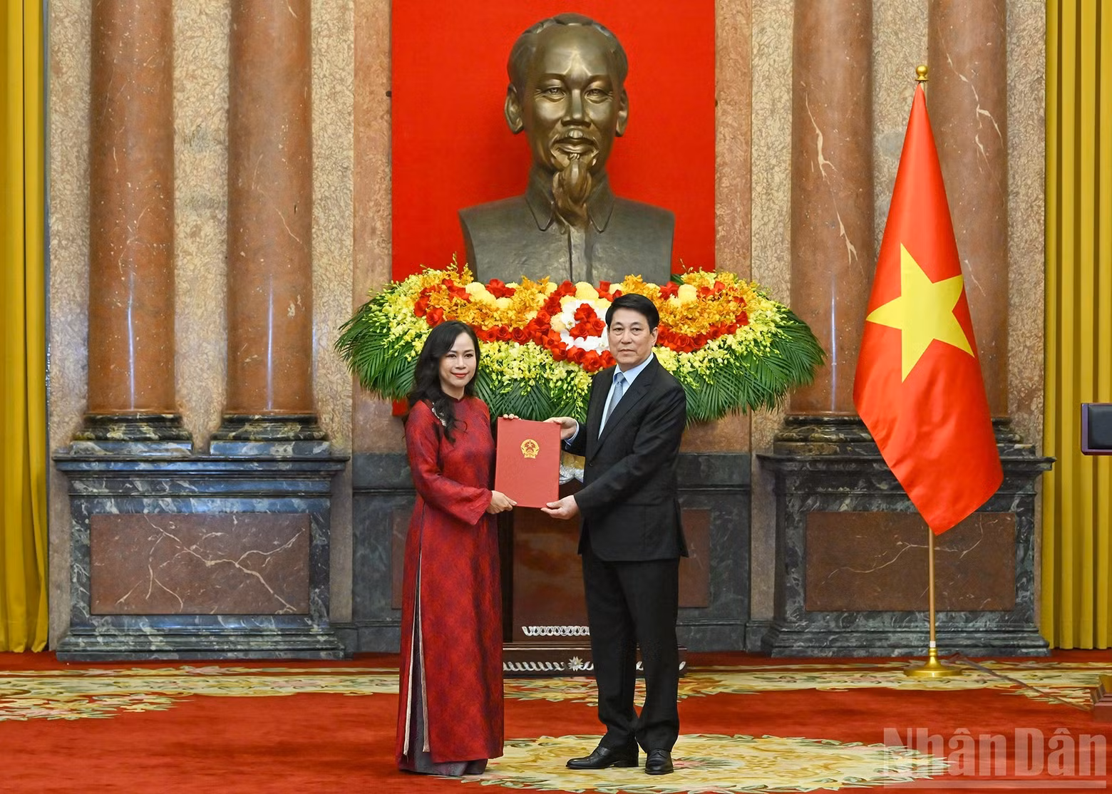 El presidente Luong Cuong entrega decisiones de nombramiento de embajadores en la ceremonia.