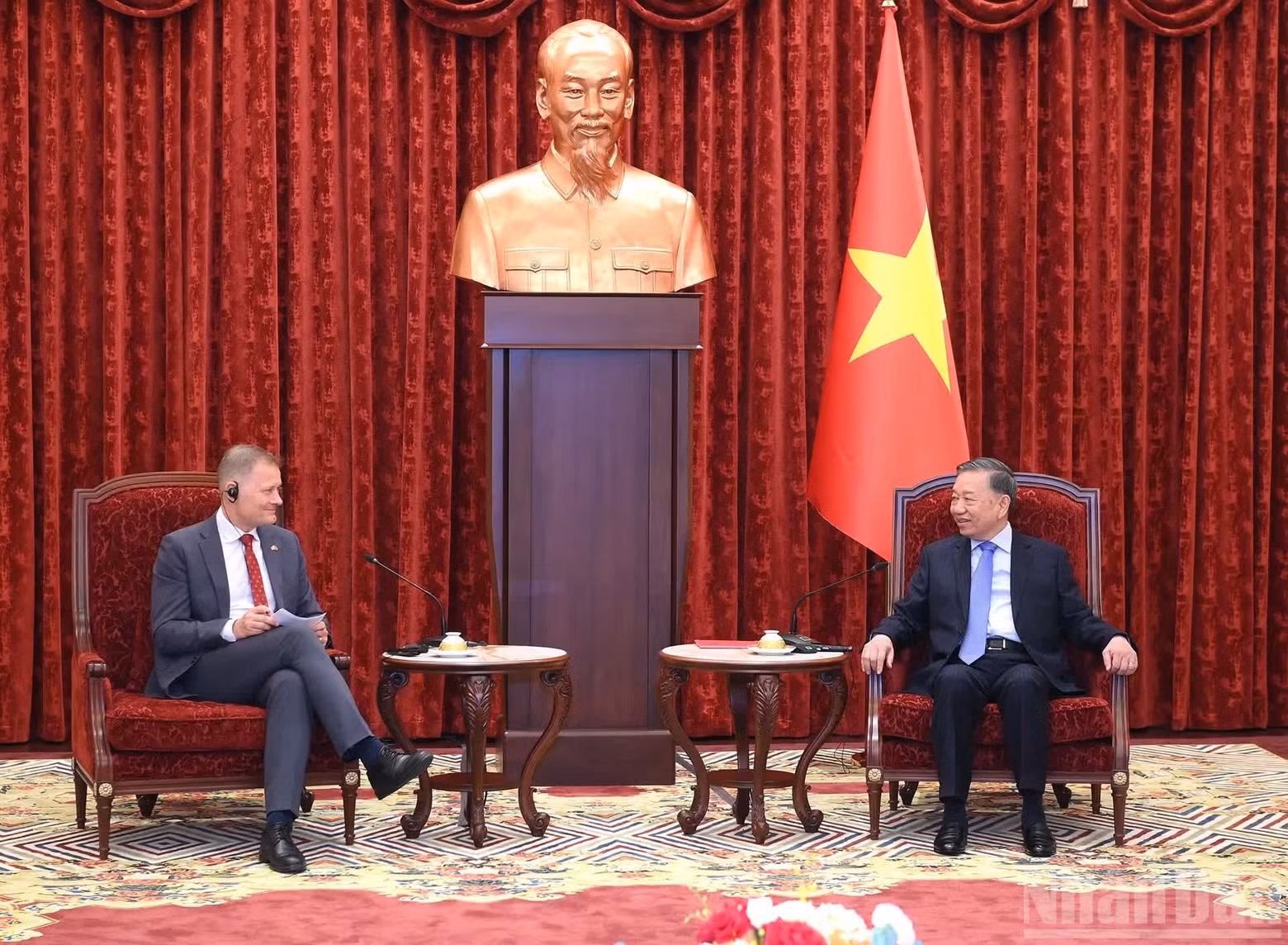 El secretario general del Partido Comunista y presidente de Vietnam, To Lam, recibe al embajador de Dinamarca, Nicolai Prytz.