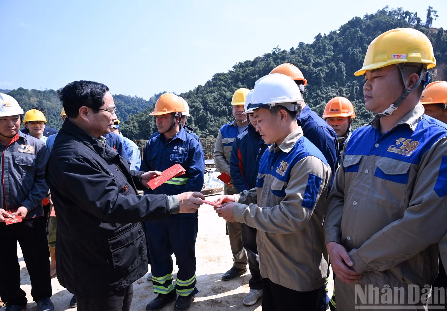 El primer ministro entrega obsequios y felicita el Año Nuevo a los trabajadores del proyecto Dong Dang-Tra Linh.