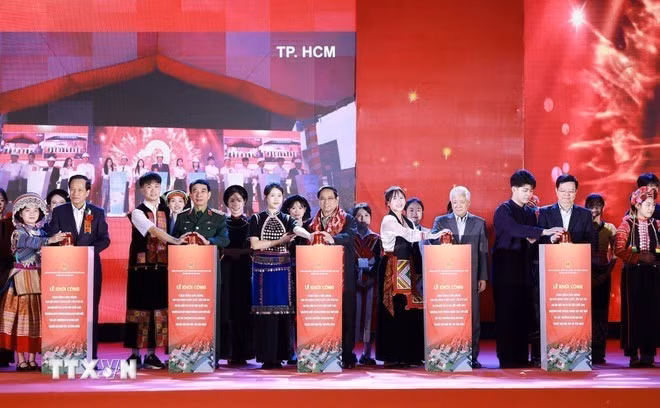 El primer ministro de Vietnam, Pham Minh Chinh, y delegados en el evento. (Foto: VNA)