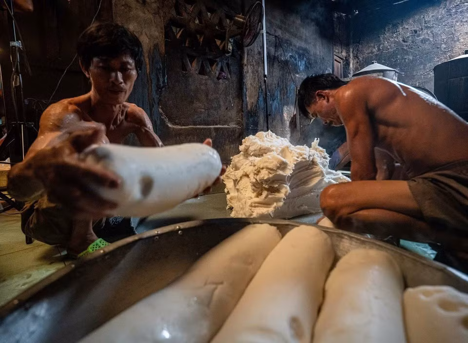 La harina de arroz, tras fermentar y cocer al vapor, se amasa hasta obtener una textura suave y luego se forma en grandes bloques cilíndricos.