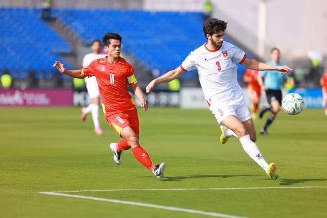 Khuat Van Khang sigue de cerca a un jugador jordano. (Foto: AFC)