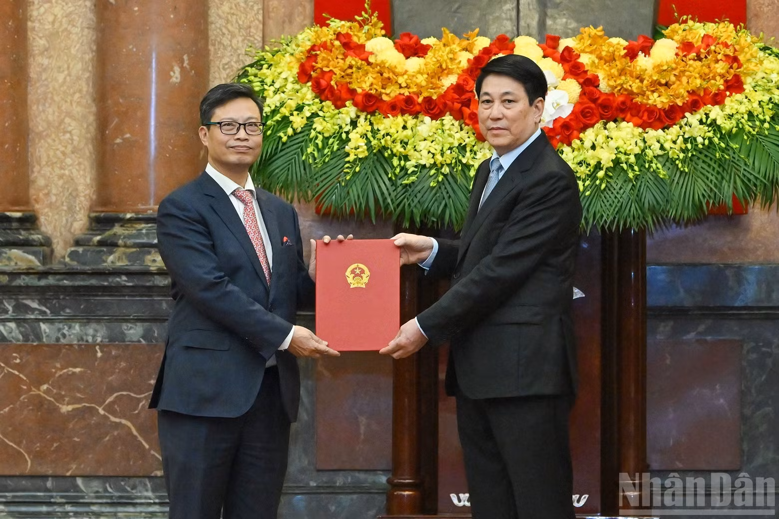 El presidente Luong Cuong entrega la decisión de nombramiento como embajador extraordinario y plenipotenciario a Trinh Duc Hai.