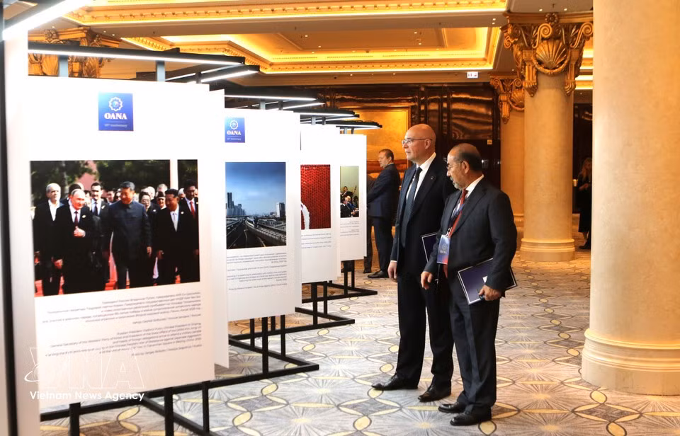 Cada fotografía expuesta muestra eventos históricos cubiertos por los fotoperiodistas de las agencias miembros de la OANA. (Foto: VNA)