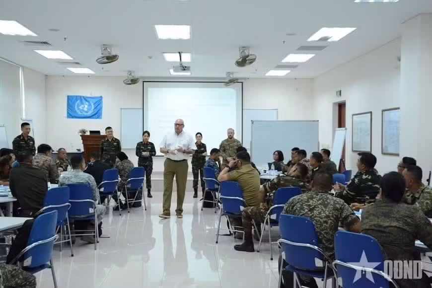 Instructores y miembros del personal docente canadienses en el aula. (Foto: qdnd.vn)